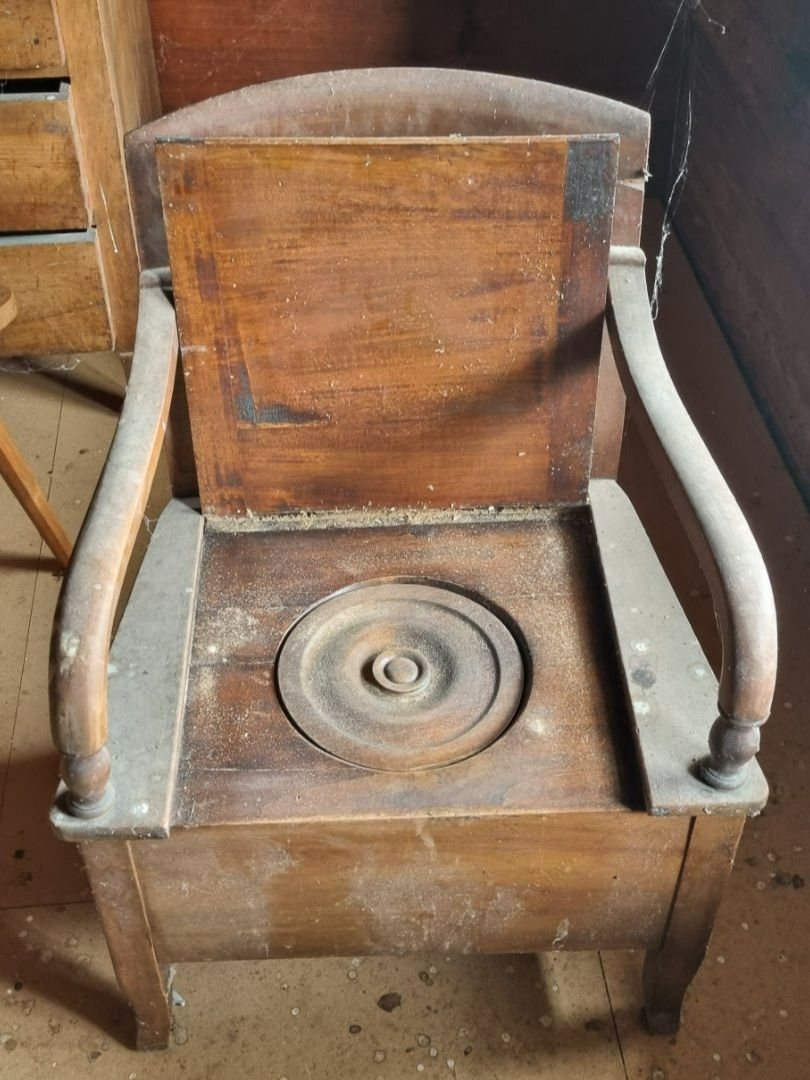 Stühle: Antiker Holz-Toilettenstuhl – Vintage Herbstdeko – Gebraucht aus Gossau SG von juergDaenzer 1