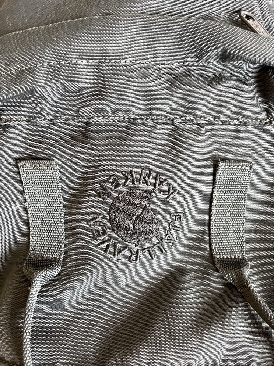 Fjällräven Zaini: Fjällräven Re-Kånken Backpack Grey  – Usato da Lausanne venduto da Danash 6