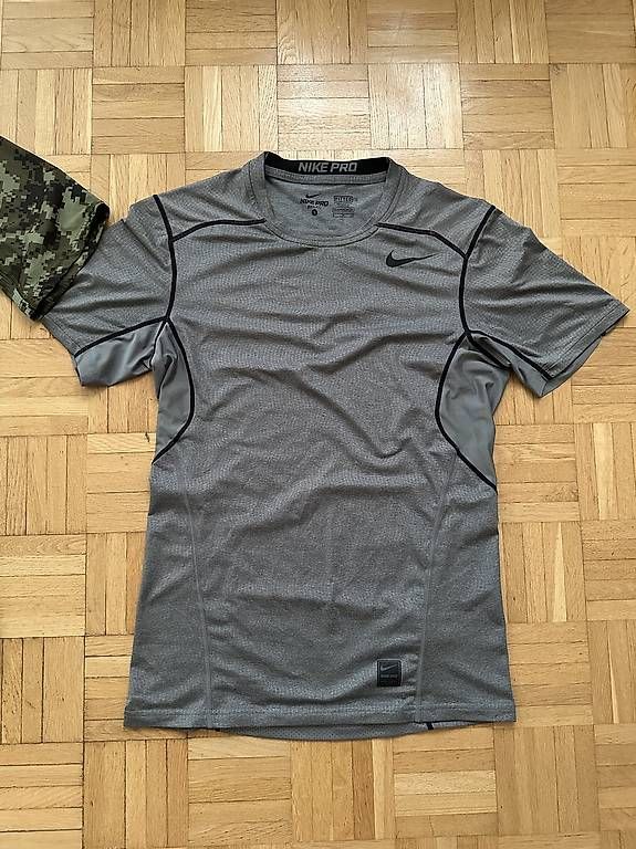 T-Shirts: Nike Pro Sportshirts  2er Set  Größe S – Gebraucht aus Zürich von Vtrende 4