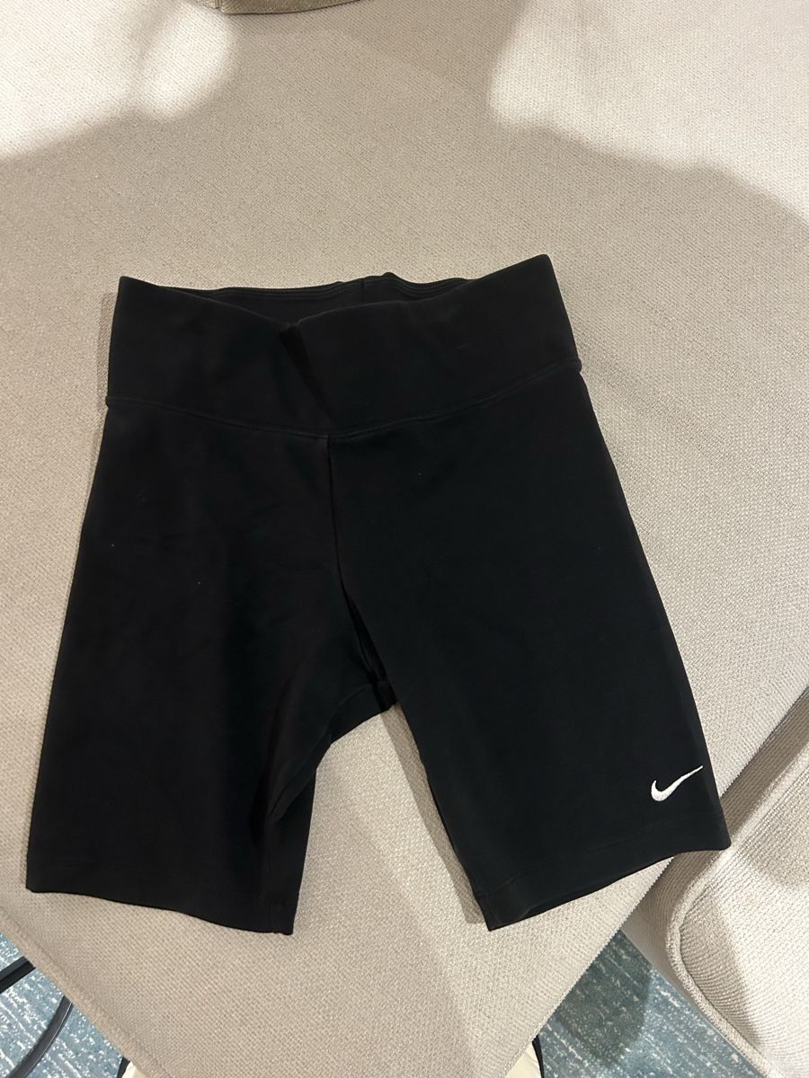 Nike Hosen: Sporthose von Nike – Gebraucht aus Beckenried von jen_d7jd