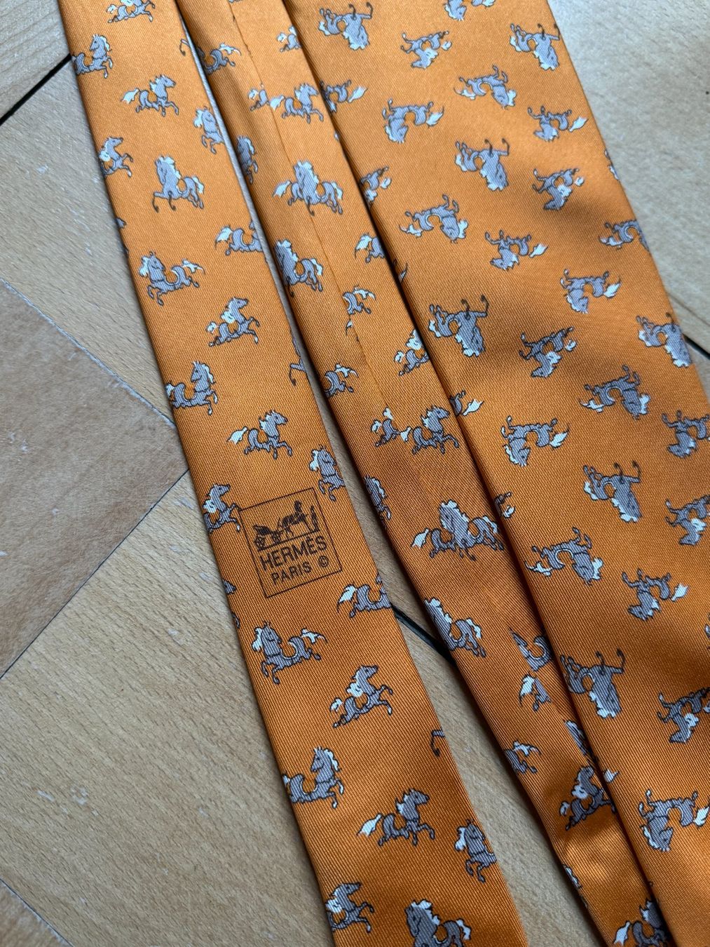 Hermès Krawatten: HERMÈS - Seide Krawatte orange mit Pferden – Neu (gemäss Beschreibung) aus Zürich von Diazaio 2