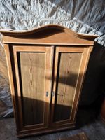 Antiker Kleiderschrank, Fichte massiv, vintage Stil.