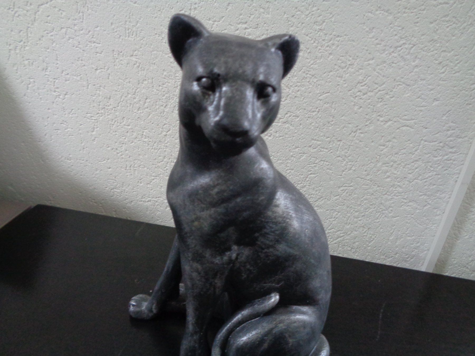 Statuette: Sitzender Puma (27.5 cm) – Nuovo e nell'imballaggio originale da Langenbruck venduto da Gumsi 1