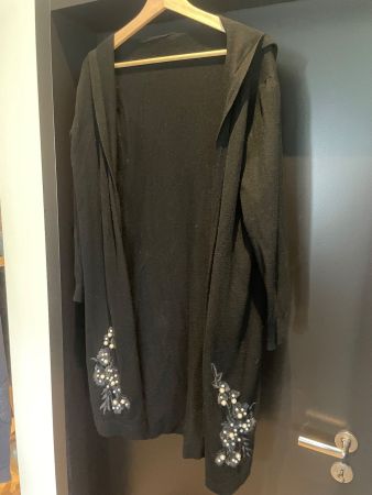 Schwarze Strickjacke mit Perlen-Applikation, Grösse M/Neu