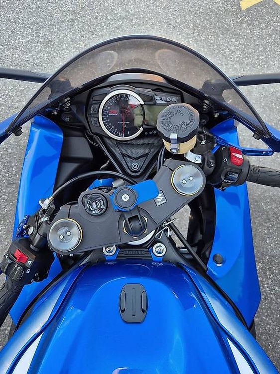 Suzuki Strada: Suzuki - Replica Moto GP gsx-r 750 – Usato da Lausanne venduto da Sylvain15 3