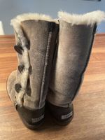 Warme UGG Boots mit Knöpfen, Grösse 39 für den Winter!