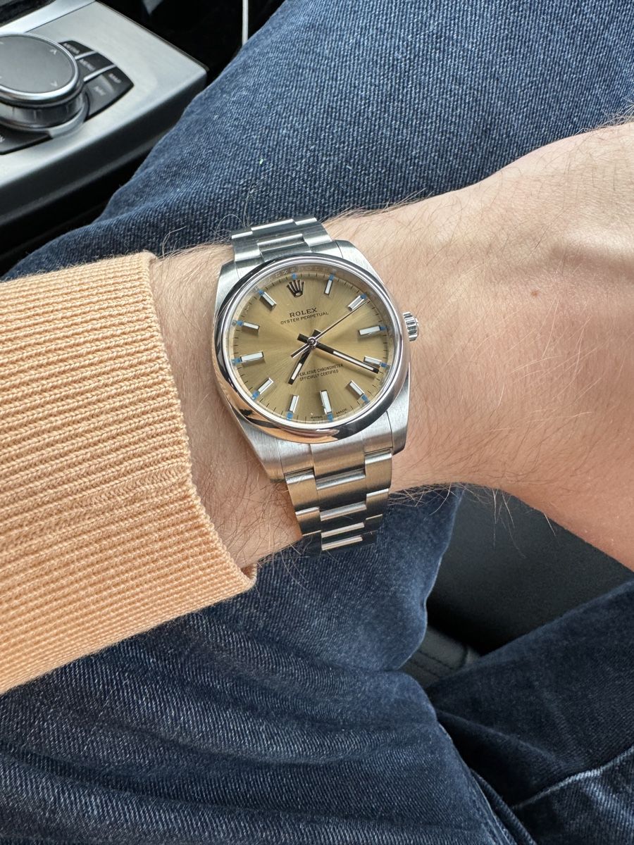 Rolex Uhren: Rolex Oyster Perpetual 34, Ref. 114200, Gold Dial – Gebraucht aus Kriens von Wristopia 1