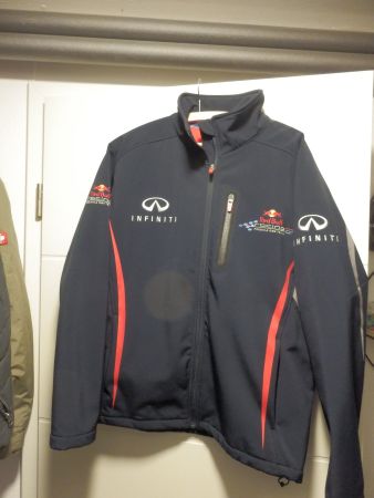 Softshell Redbul F1 avec divers logos taille M neuve