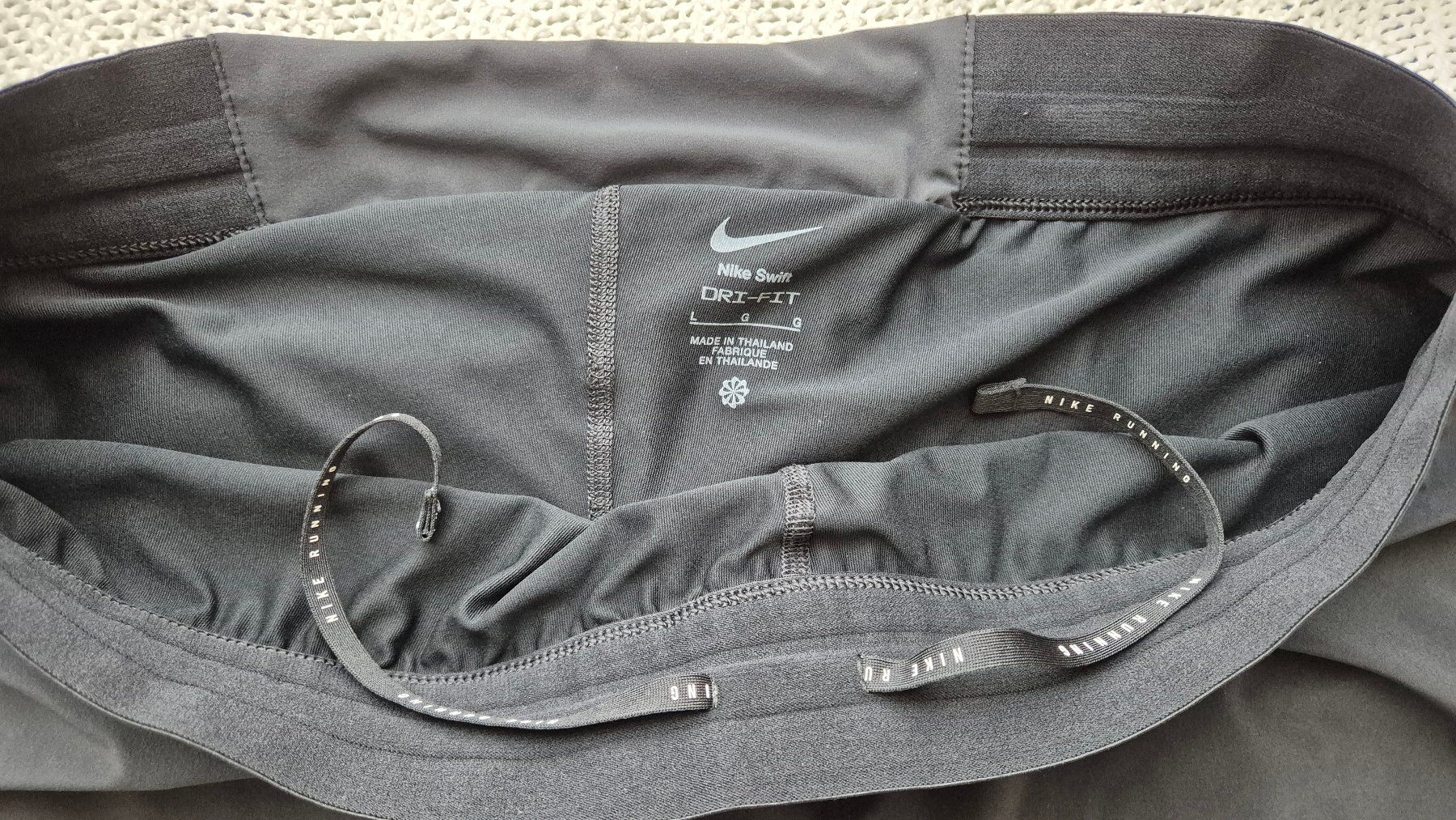 Peak Performance Pantaloni: NIKE Performance 2-in-1 Shorts, schwarz, L – Nuovo (secondo la descrizione) da Münchenstein venduto da Trinity 4