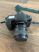 Canon Kamera mit zwei Teleobjektiven