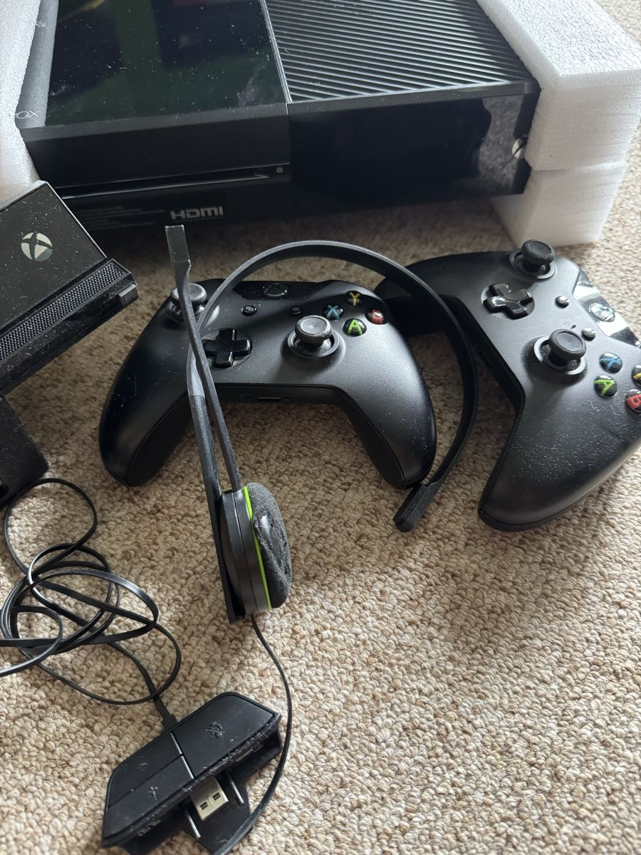 Microsoft Consoles: Xbox One Console with Kinect and 2 Controllers Set – D'occasion à Zürich par bar_g7zy 2