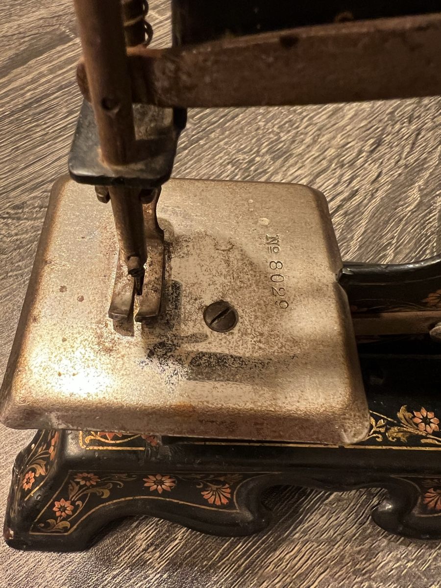 Macchine da cucire: Antike Kinder-Nähmaschine – Usato da Gossau ZH venduto da SwissFinds7 4