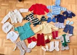 27-teiliges Vintage Puppenkleider Stricklot No.10