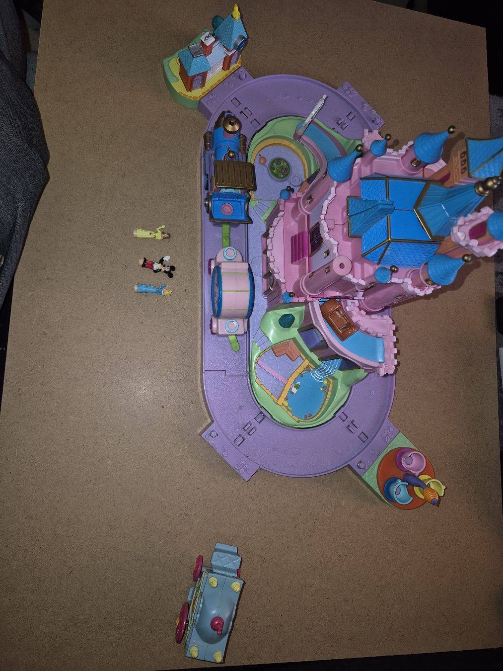 Maisons pour enfant: Château Polly Pocket avec train et accessoires 1995 – D'occasion à Penthalaz par yve_wsq8 1