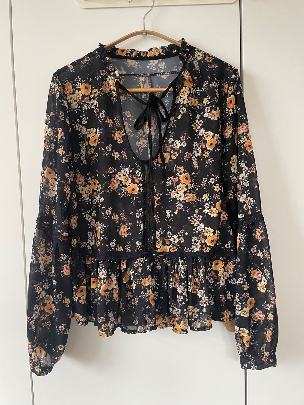 Blusen: Romantische Bluse mit Blumenmuster, Grösse S/36 – Gebraucht aus Neukirch an der Thur von bee88