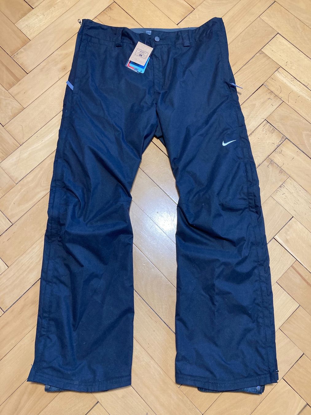 Nike Pantaloni: 2013 Deadstock Nike Ski Pant Sz L – Nuovo e nell'imballaggio originale da Zürich venduto da le_souk