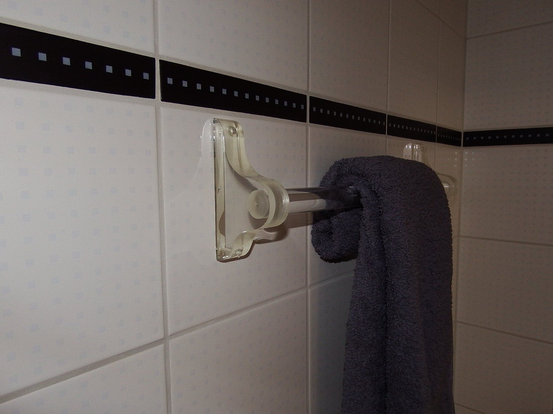 Portes-serviettes: Badetuchstange, Plexiglas, Vintage – D'occasion à Huttwil par Modiste 1