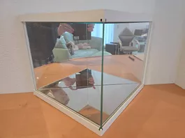 Vitrine: Designer-Glas-Vitrine PRISMA mit Schiebe-Glas-Front