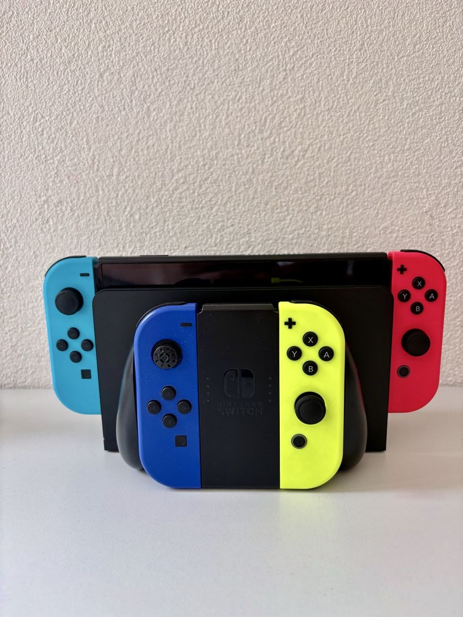 Nintendo Console: Nintendo Switch OLED Edition mit Zubehör und 4 Controller – Usato da Wiler (Lötschen) venduto da Nad4
