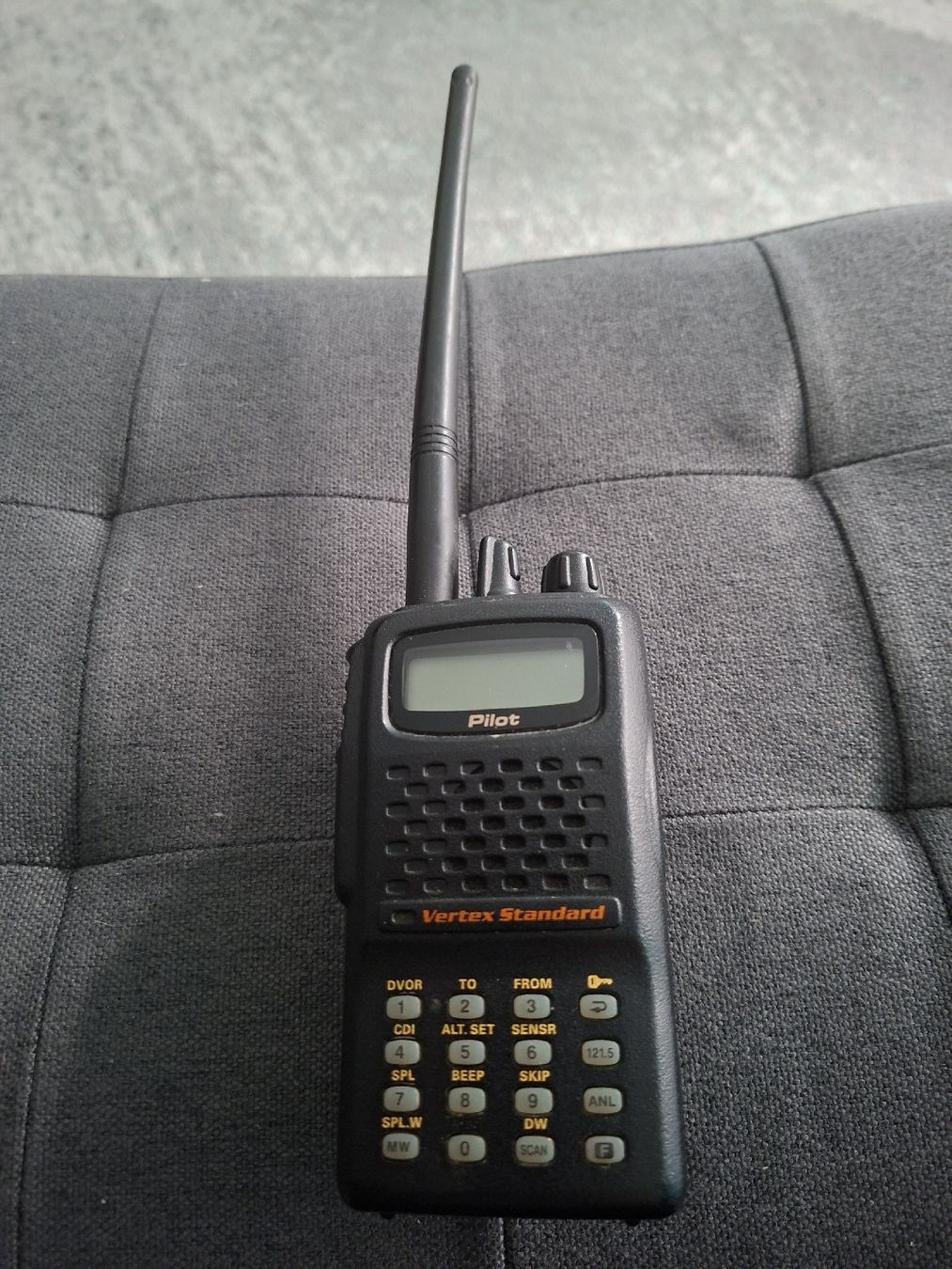 Radiocomunicazione: Vertex Standard Pilot Flugfunkgerät Handfunkgerät schwarz – Usato da Horw venduto da Benny24 7