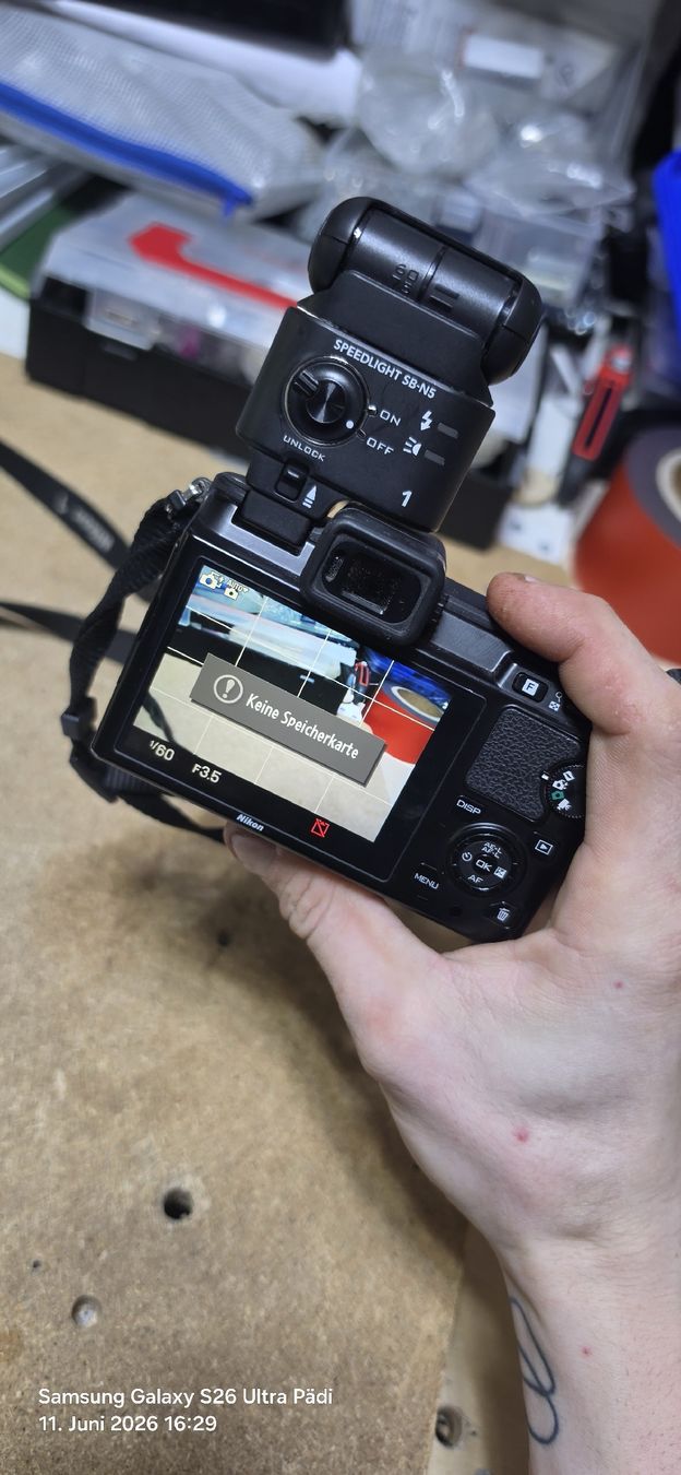 Nikon Fotocamera: Nikon V1 Systemkamera+10-33mm Objektiv+Blitz+Akku+Ladegerät – Nuovo (secondo la descrizione) da Ebikon venduto da ett_m78w 1