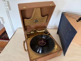 Antiker Plattenspieler im Koffer mit Platten guter Zustand