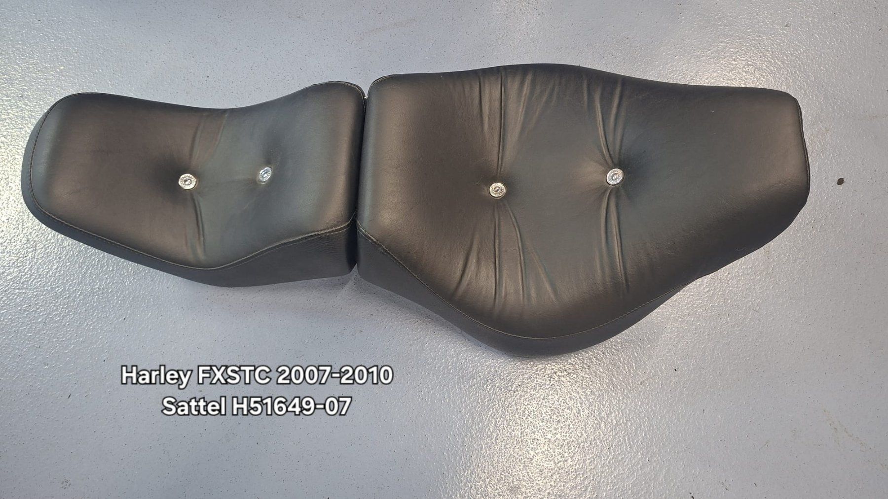 Harley-Davidson Tutti i ricambio per moto: Harley Davidson FXSTC Sattel 51649-07 – Usato da Alpnach Dorf venduto da Motorrad-Girl