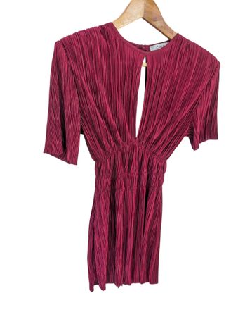 CHER Studio Plissee Kleid – Burgundy – S/M – Rückenfrei