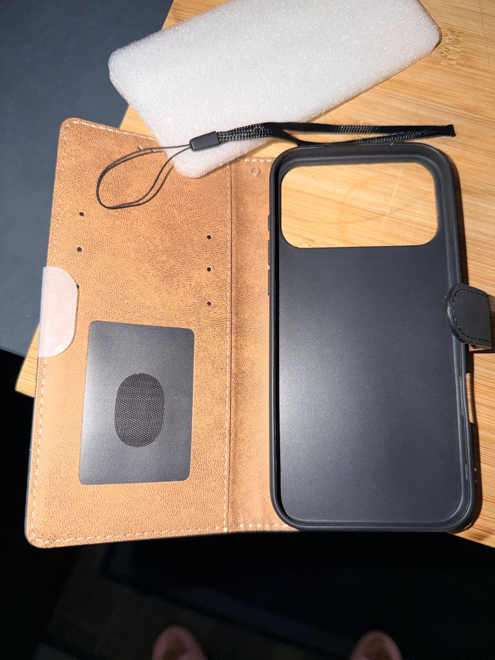 Apple Covers & Schutzfolien: Cover portafoglio iPhone 17 Pro Max – Neu und originalverpackt aus Sigirino von RamonaLamboo 2
