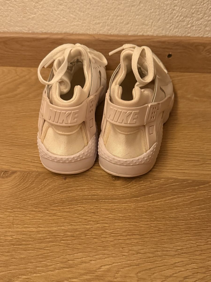 Nike Chaussures femmes: Nike Turnschuhe Weiss – D'occasion à Bolligen par lee_orange 2