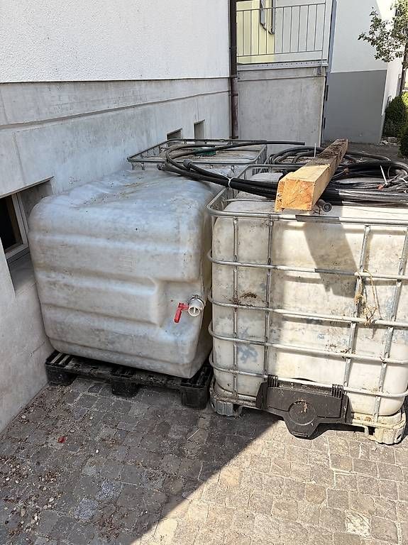Abbeveratoi e trogoli: 4 Wasserfässer, Schläuche und Unterbau – Usato da Ziefen venduto da Raimund01 1