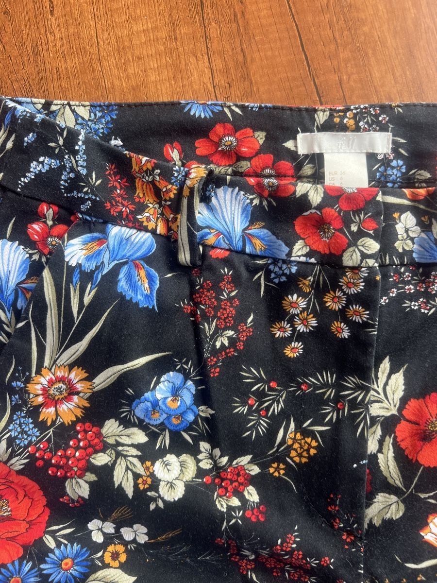 Pantaloni: H&M Hose Blumenmuster schwarz Grösse 36  – Usato da Niederglatt ZH venduto da AnFleischmann 1