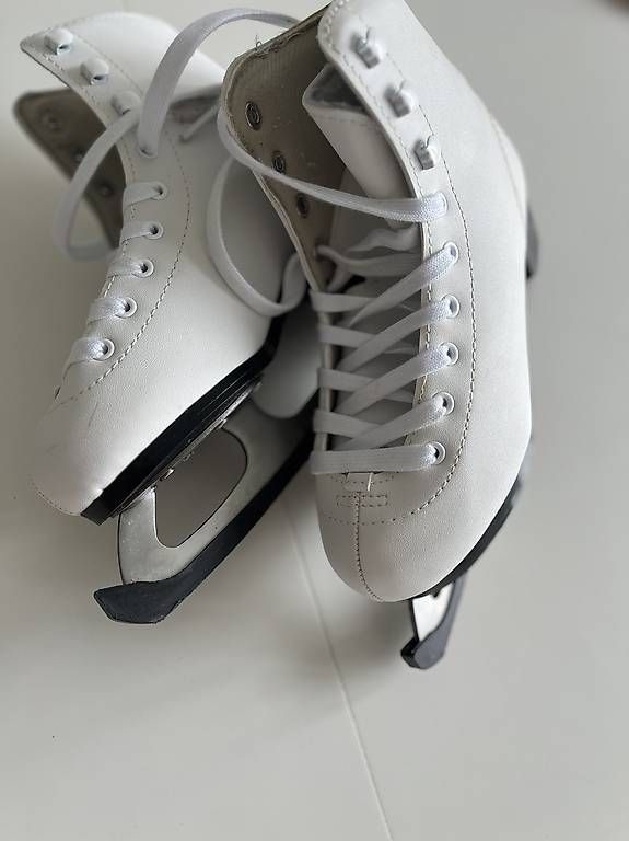 Schlittschuhe: Schlittschuhe 33/34 – Gebraucht aus Bern von Cap247 1