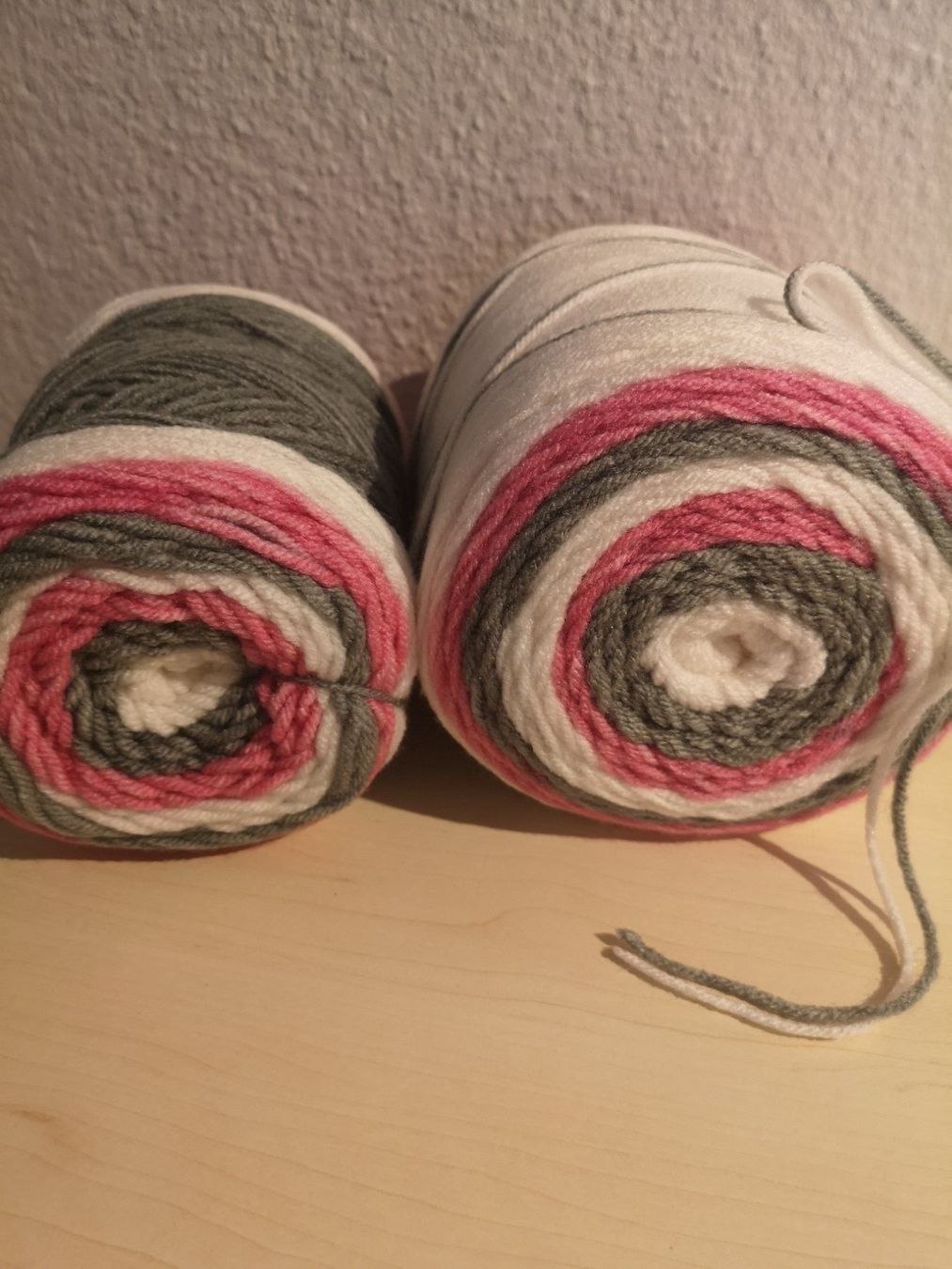 Lana: 2x  550g 100%Acrylic Garn – Nuovo (secondo la descrizione) da Frenkendorf venduto da DORU1 2