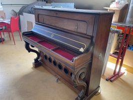 Altes Klavier umgebaut zur Hausbar