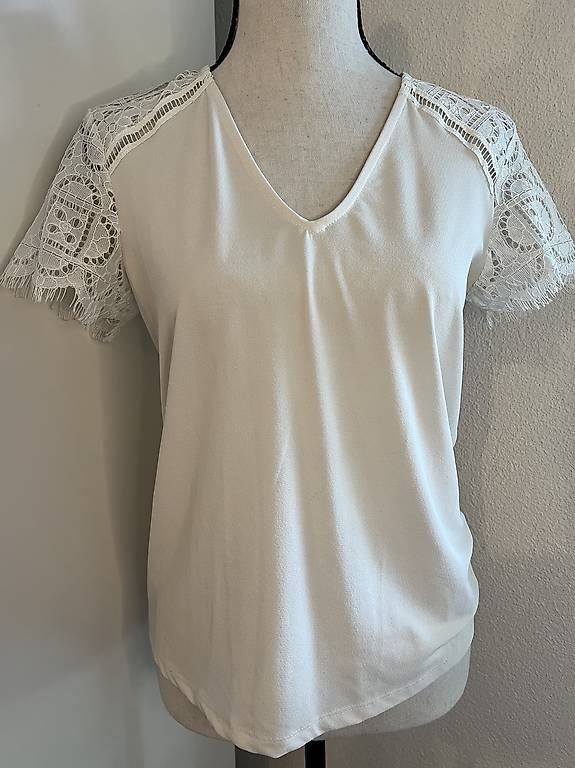 T-shirt: Weisses T Shirt mit Spitzenschultern Grösse S – Usato da Urdorf venduto da Marybyii 4