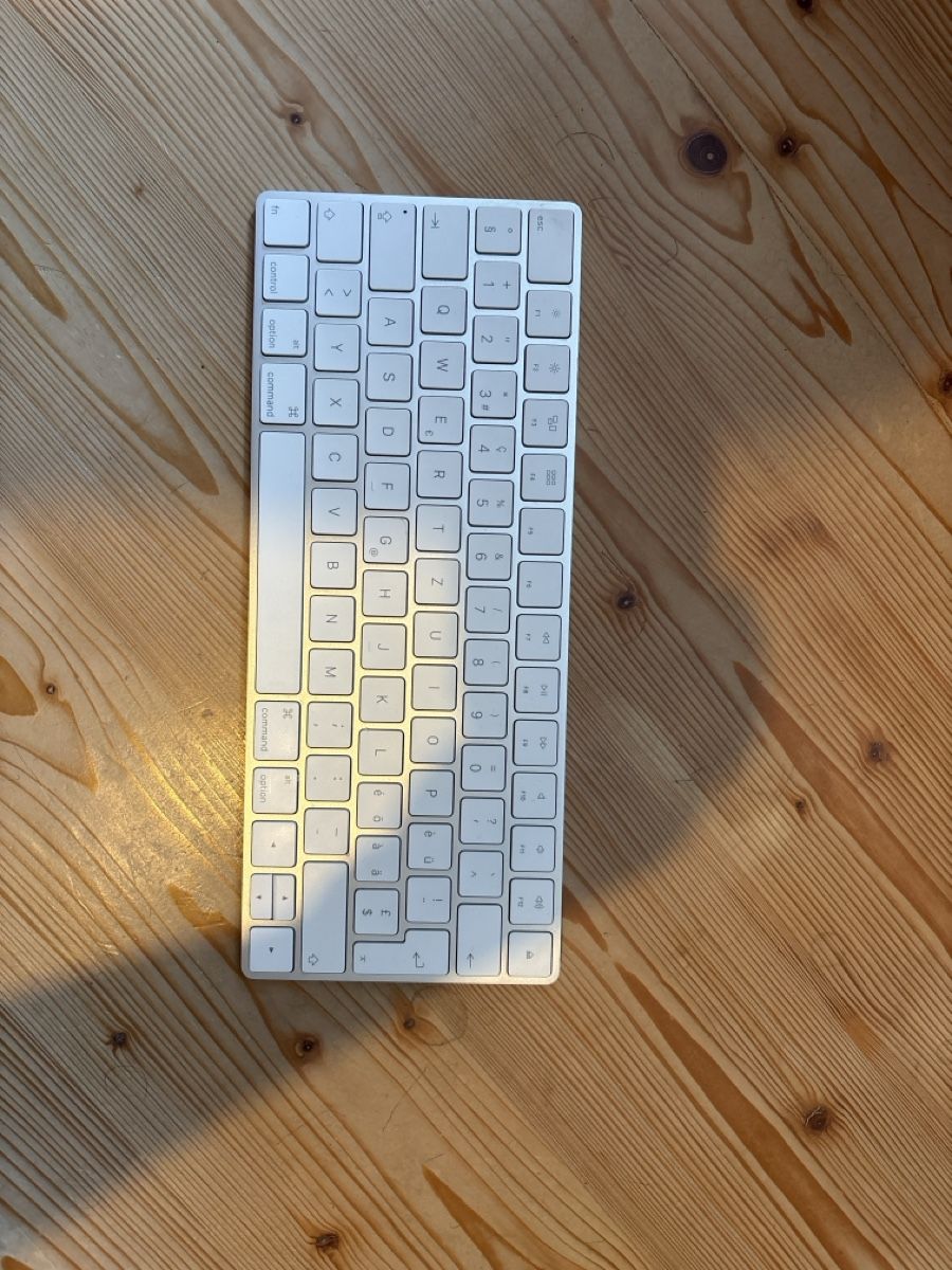 Apple Tastiere: Magic Keyboard CH – Usato da Les Bois venduto da StockSecure