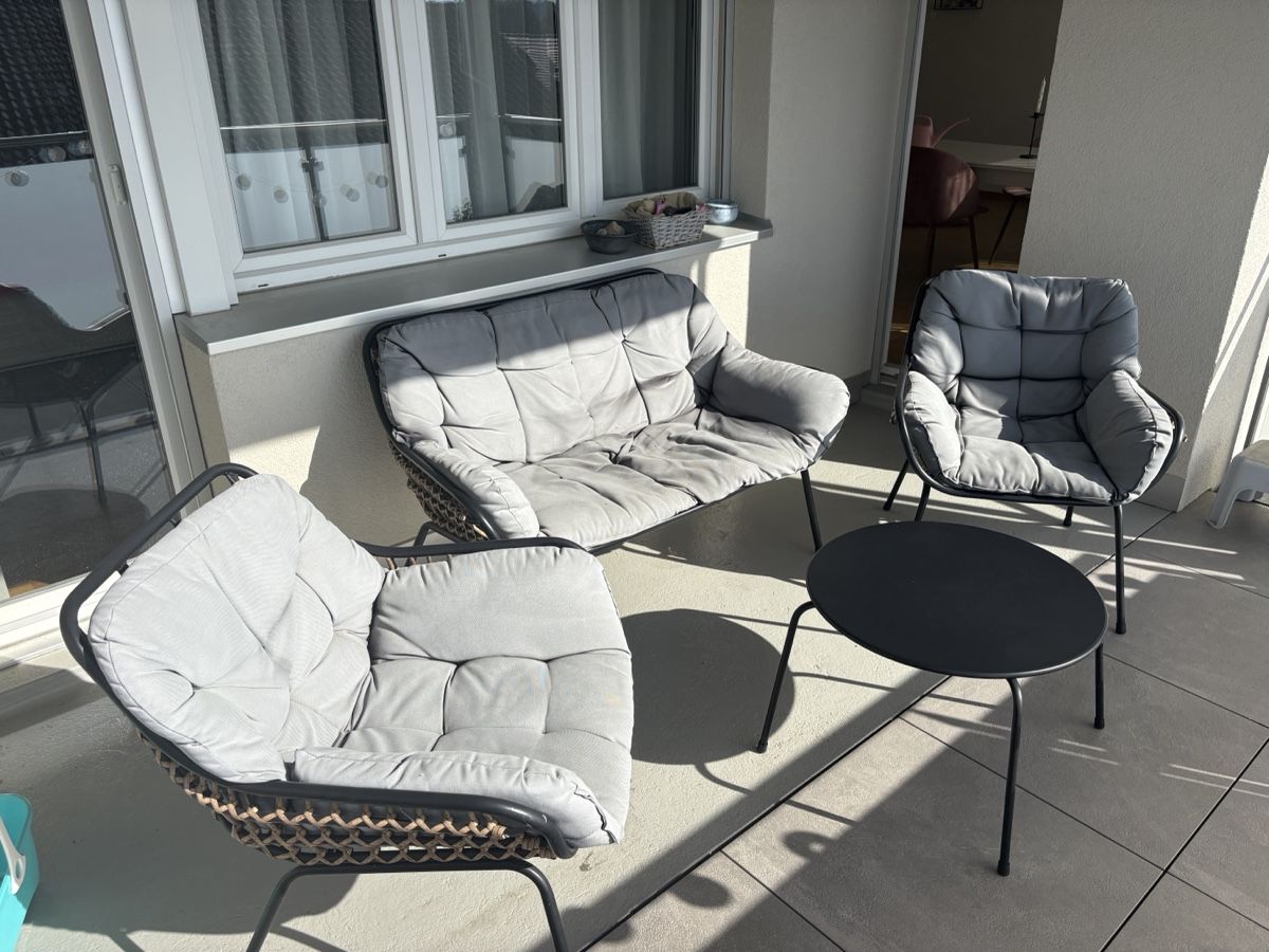 Set di tavolo e panche: Lounge Set Garten Sitzgruppe Grau – Usato da Zofingen venduto da nad_s9xp