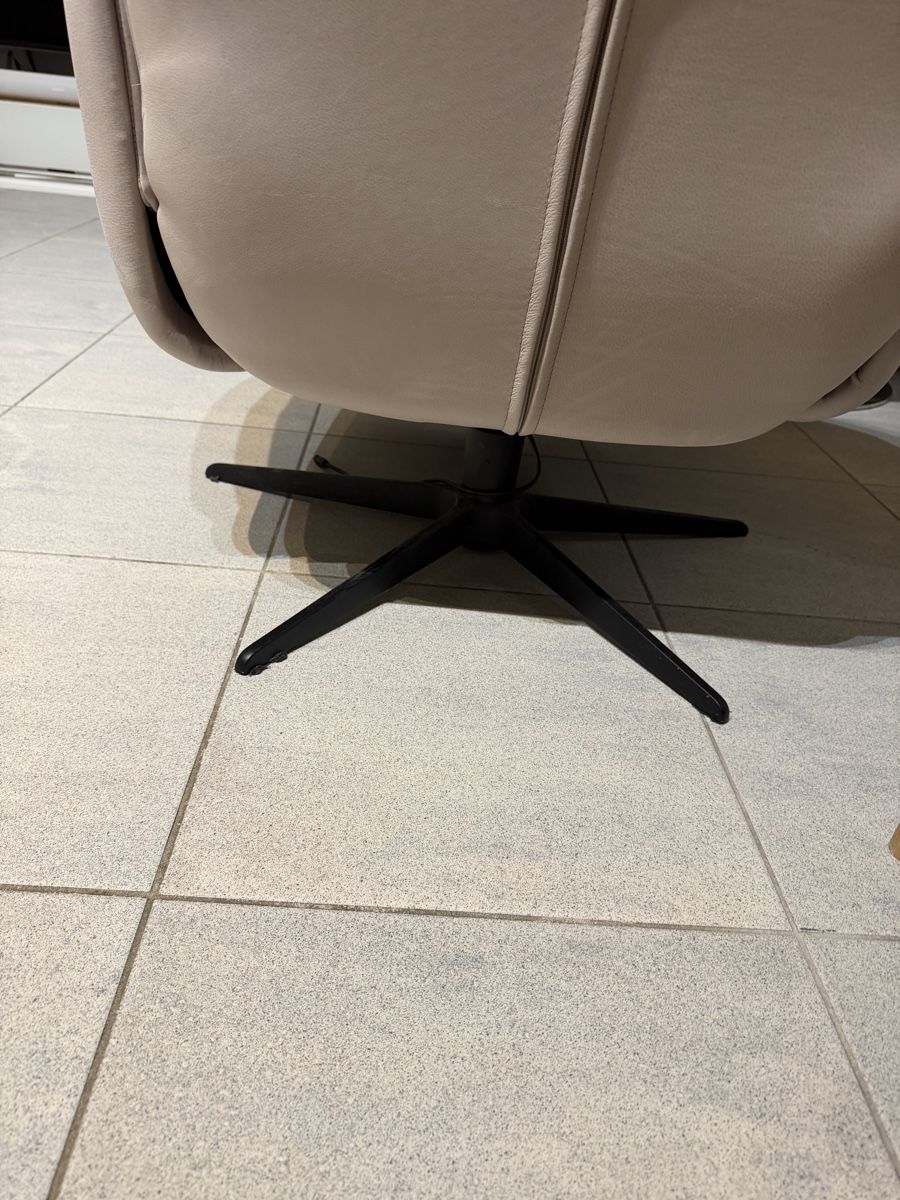 Natuzzi Poltrone: Drehsessel Leder hellbeige mit Knopfheftung gebraucht – Usato da Dietlikon venduto da Salentina53 3