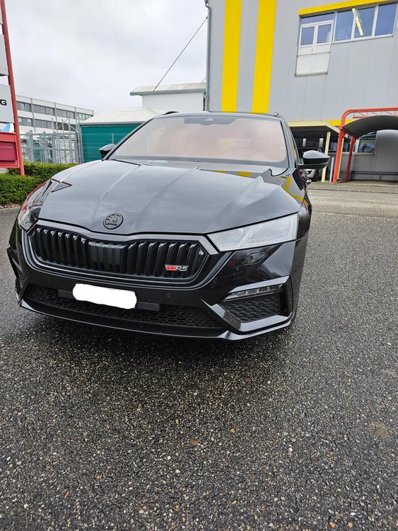 SKODA Octavia Combi 2.0 TSI DSG RS (8-fach bereift)