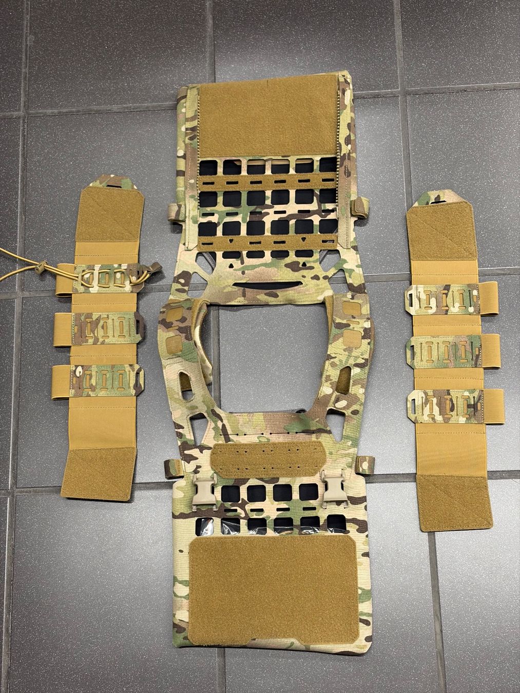 Gilets & Westen: Gilet porte plaques CPC-LP Multicam – Neu (gemäss Beschreibung) aus Villars-Ste-Croix von DarkWerx 2