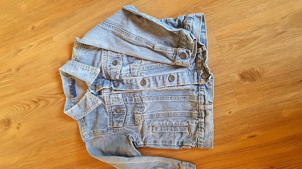 Jacken & Mäntel: 2 jeansjacken in 98 +104 – Gebraucht aus Flawil von minggeli83 3