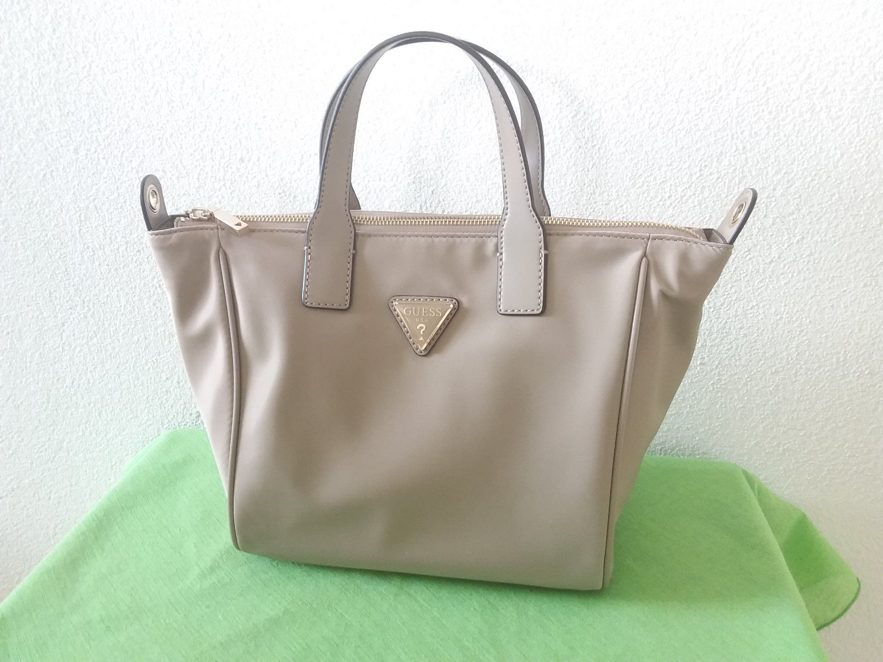 Guess Borse da donna: GUESS Handtasche – Usato da Uitikon Waldegg venduto da Risibisi7