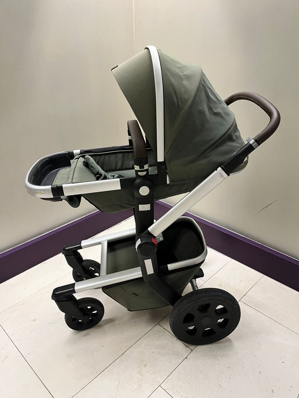 Joolz Carrozzine: Kinderwagen Joolz Day3 in "Marvellous Green" – Usato da Zürich venduto da BT_Zurigo