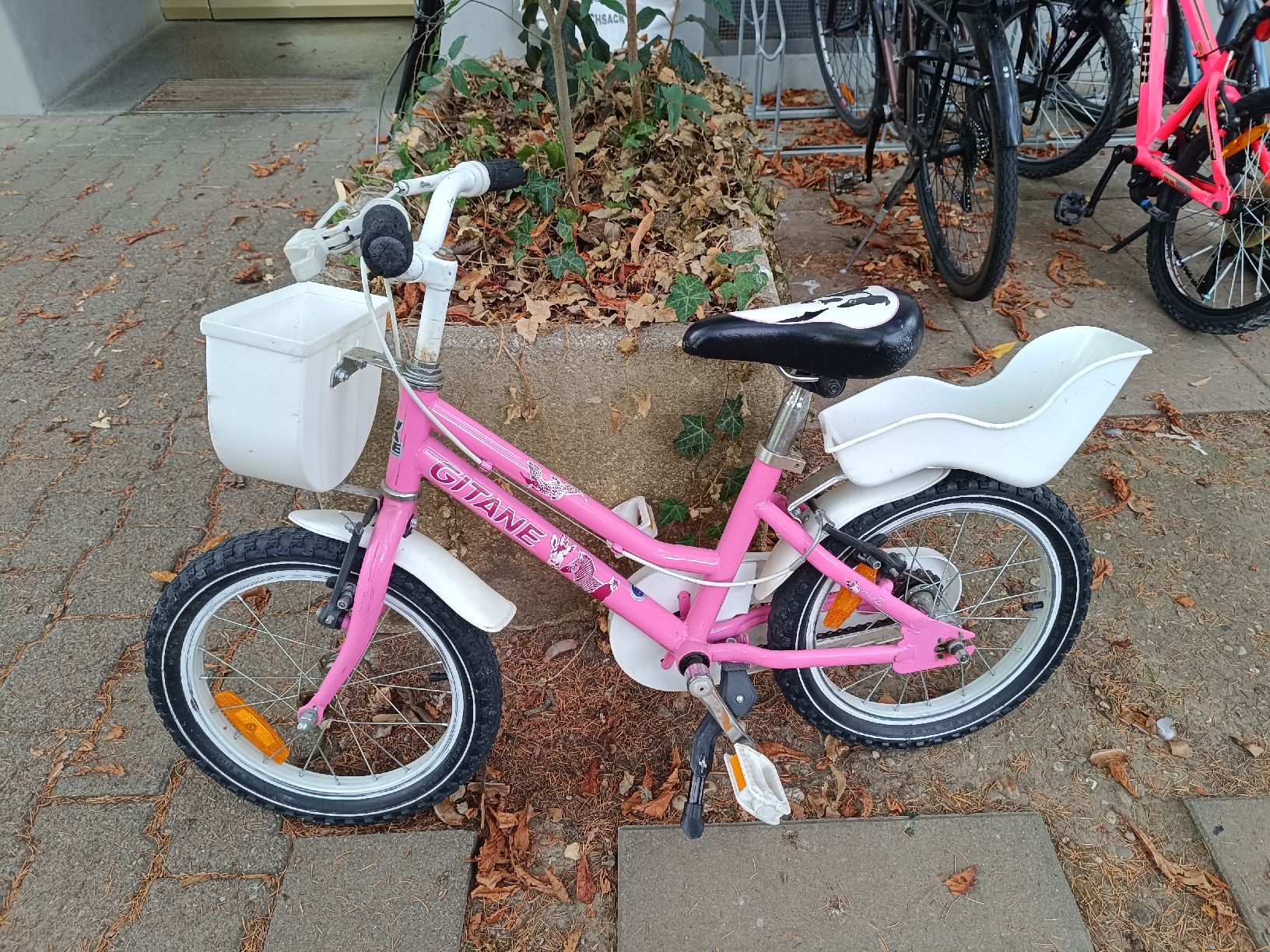 Biciclette: Kinderfahrrad Gitane pink mit Stützrädern gebraucht – Usato da Basel venduto da Tisba_swiss