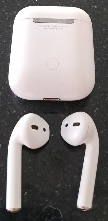 Apple Cuffie: Ecouteurs Apple AirPods avec boitier – Usato da Hombrechtikon venduto da Atroms47