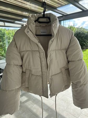Neue und ungetragene Crop Jacke