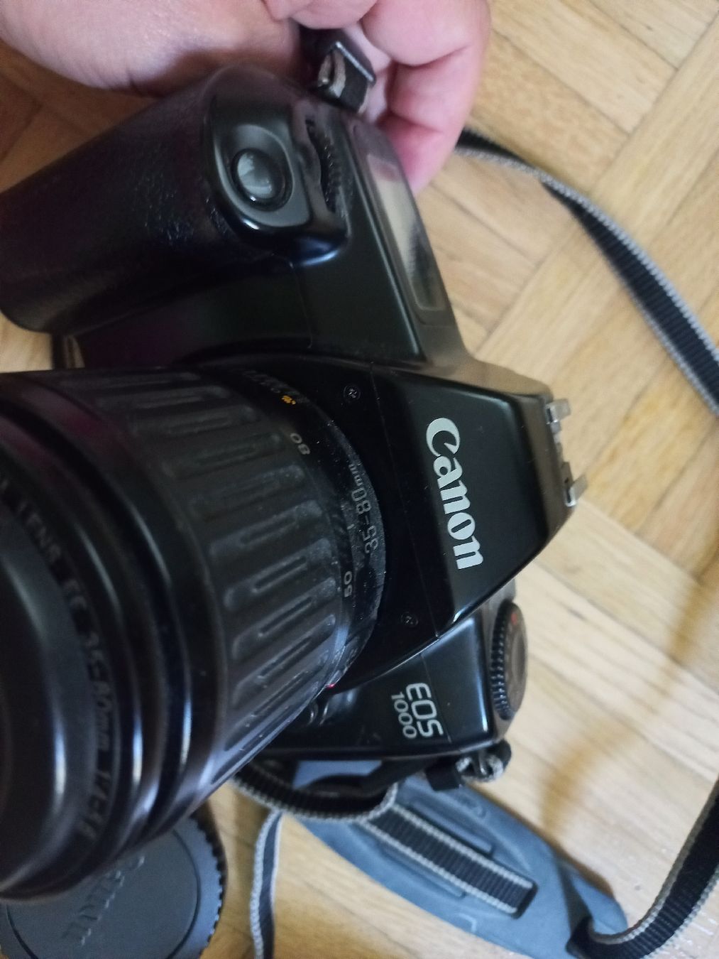 Canon Fotocamera: Canon EOS 1000 analog Kamera mit Blitz – Usato da Oberwil BL venduto da Bebbi71 1
