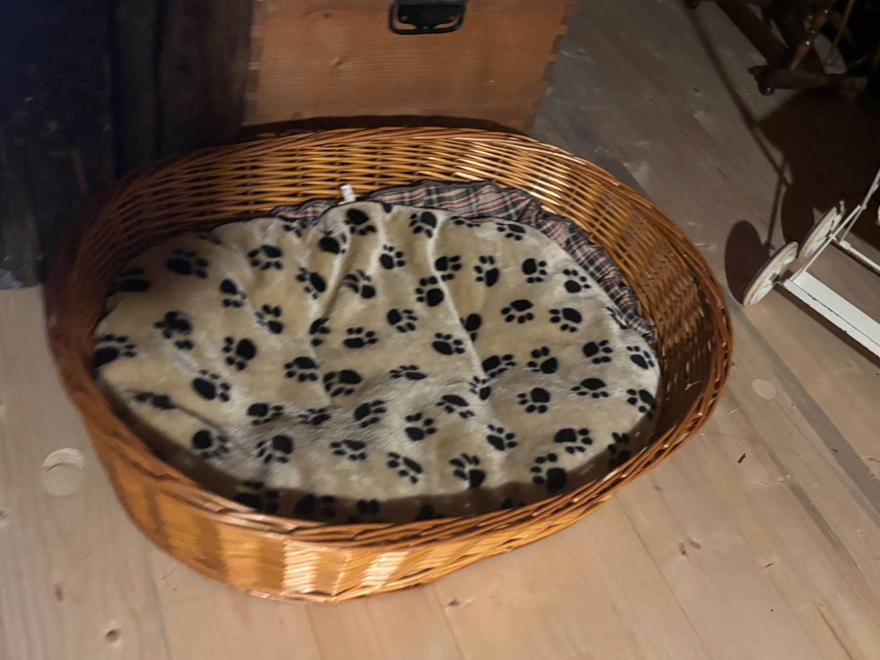 Liege- & Schlafplätze: Hundekorb geflochten mit Matte – Gebraucht aus Greifensee von Caraclara