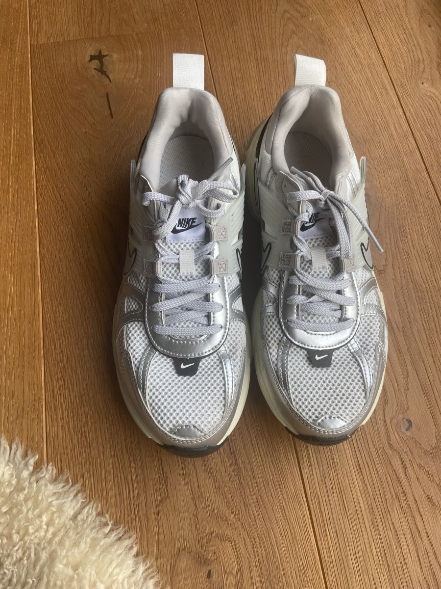 Nike Chaussures hommes: Nike V2K Run, Silber, Grösse 40.5 – D'occasion à Basel par simren02